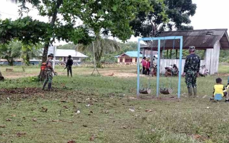 Bersihkan lingkungan Sekolah Paud TK Harapan