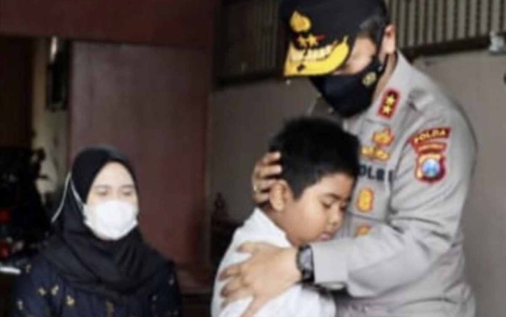 Arkan putra Aipda Anumerta Andik Purwanto memeluk erat Kapolda Jatim Irjen Pol Nico Afinta saat takziah di rumah duka Kabupaten Tulungagung. Minggu (9/10)