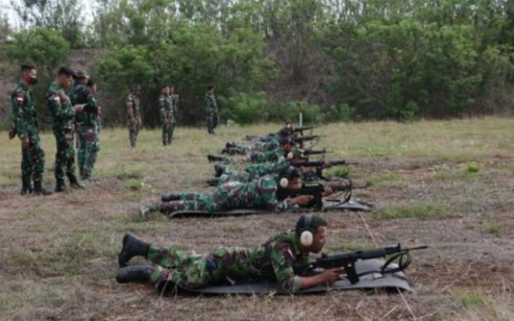Latihan menembak prajurit Lanud El Tari Kupang, Rabu (12/10)