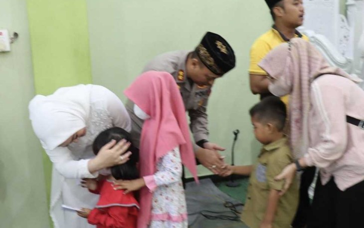 Kapolres Sampang AKBP Arman saat menyantuni anak yatim