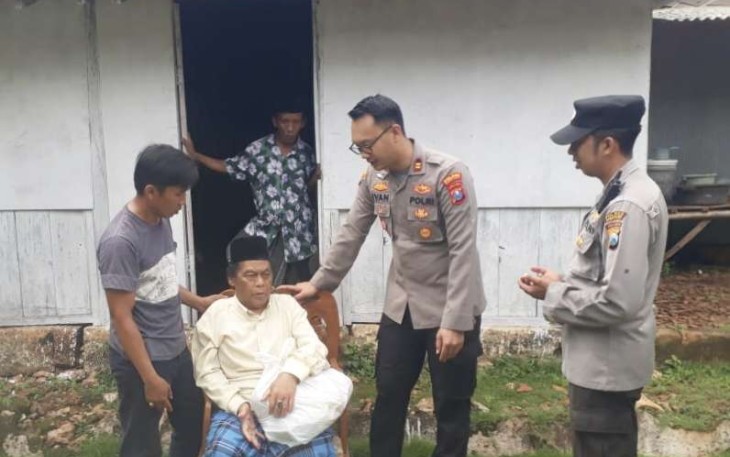 Kapolsek Sokobanah Iptu Ivan Danara Oktavian saat memberikan bantuan sembako penyandang disabilitas 