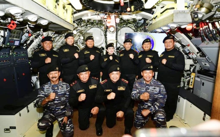 Kasal Laksamana TNI Yudo Margono bersama pejabat negara usai menyematkan Brevet Kehormatan 
