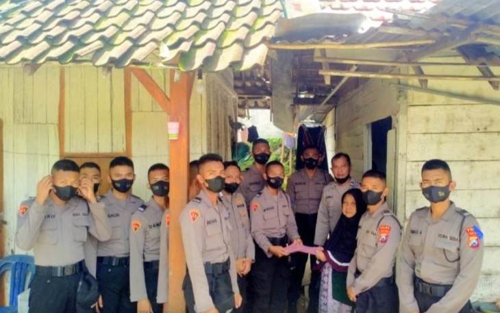 Siswa SPN Polda Jatim saat menyalurkan baksos