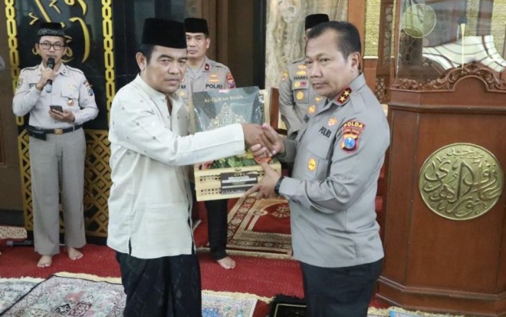 Kapolda Jatim Irjen Pol Toni Harmanto saat menyerahkan kitab suci Al-Quran di masjid Arif Nurul Huda. Surabaya, Jum'at (2/12)