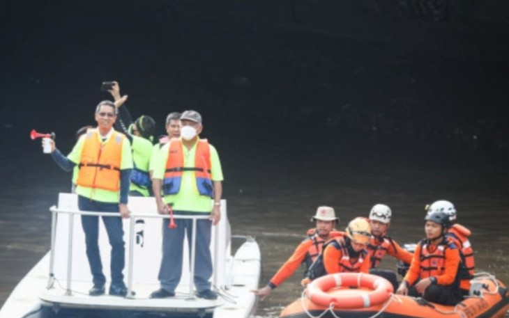 Pj Gubernur DKI Jakarta Heru Budi Hartono bersama Menteri PUPR Basuki mengelilingi sungai Ciliwung. Minggu (4/12)