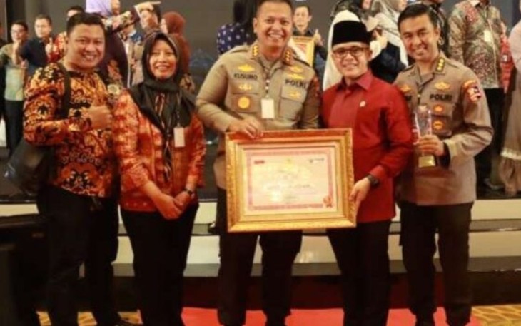 Kapolresta Sidoarjo KBP Kusumo Wahyu Bintoro saat menerima penghargaan Top 5 OAPSI 