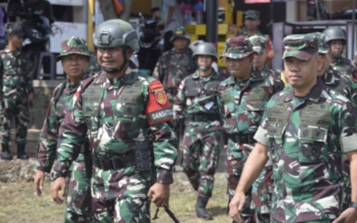 Danyonarmed 11 Kostrad Kolonel Arm Rizal Analdie saat mendampingi Aslat Kasad Mayjen TNI Tri Winarno di Magelang, Senin (12/12)