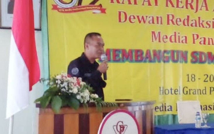 Kasi Humas Polres Batu Iptu Ivandi Yudistiro saat memberikan sambutan di hotel Gran Palem Kota Batu, Senin (19/12)