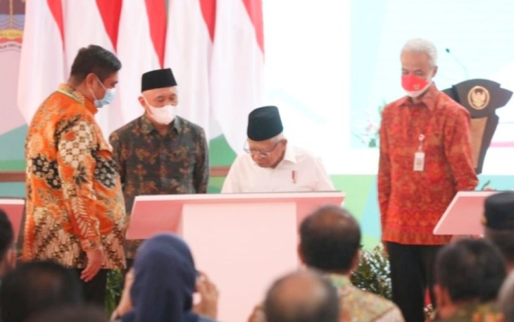 Ganjar Pranowo saat mendampingi Wapres RI meresmikan 11 PLUT KUMKM di Kabupaten Semarang, Selasa (27/12)