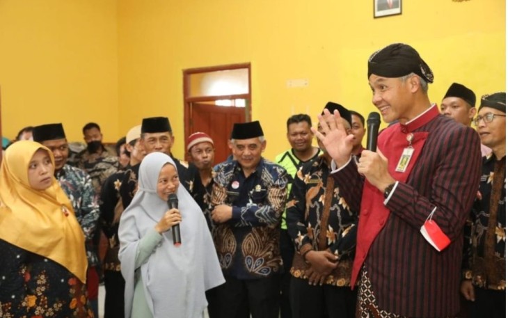 Ganjar Pranowo saat berdialog dengan warga mengenai stunting di balai desa Gondowulan Kecamatan Kepil Wonosobo, Kamis (29/12)