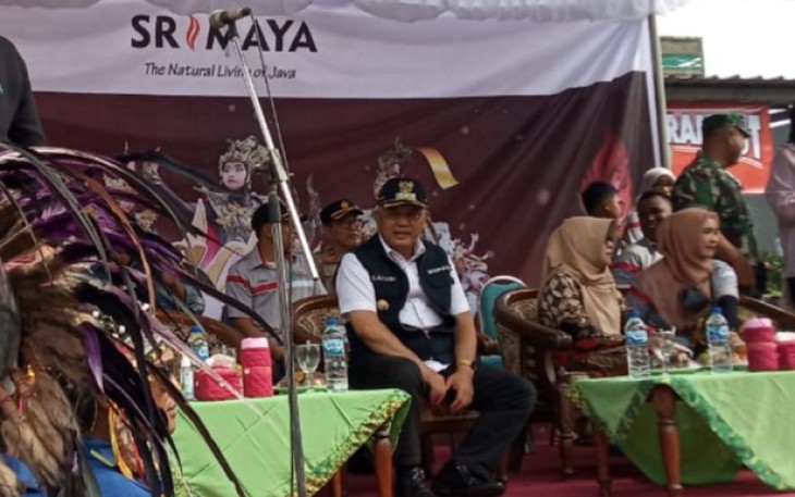 Bupati Malang, H. M Sanusi (rompi hitam)