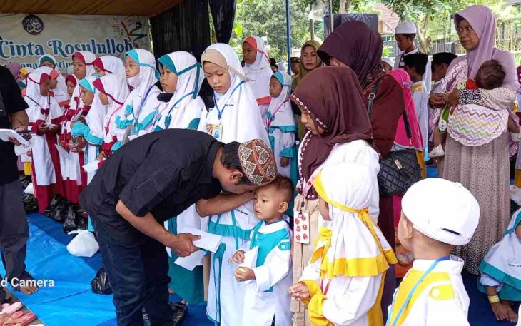 Ketua AWM saat bagikan santunan, Minggu (4/12/2022)