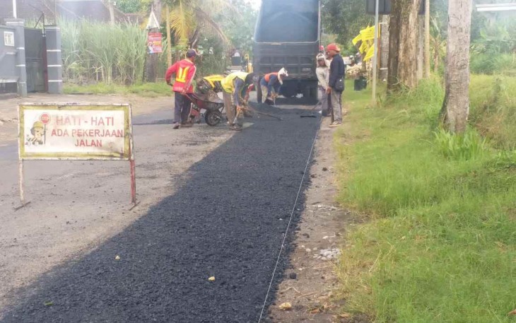 Perbaikan jalan di Dusun Bandung, Desa Bantur Kabupaten Malang.