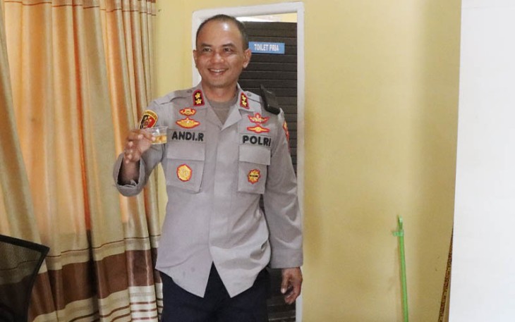 Kapolres Aceh Timur saat Ikut Tes Urine