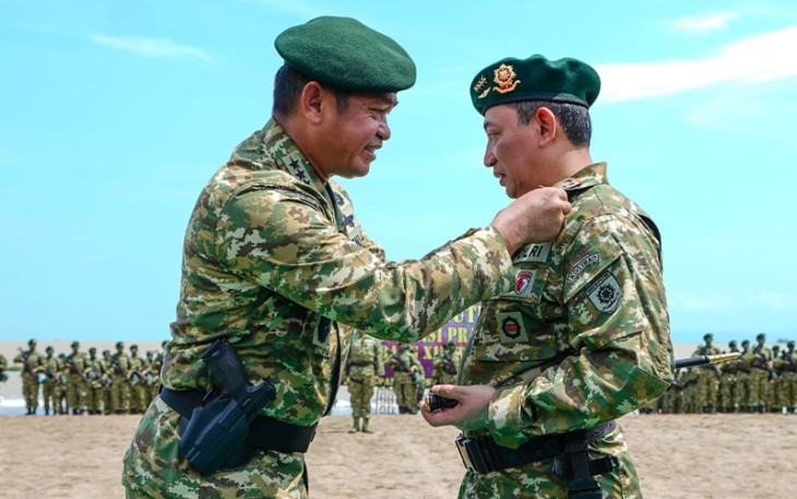 Pangkostrad Letjen Maruli Simanjuntak saat mengukuhkan Kapolri Jenderal Listyo Sigit Prabowo sebagai warga kehormatan keluarga besar Kostrad, di Pantai Palangpang Kecamatan Ciemas, Kabupaten Sukabumi, Jawa Barat, Selasa, 13 September 2022. 