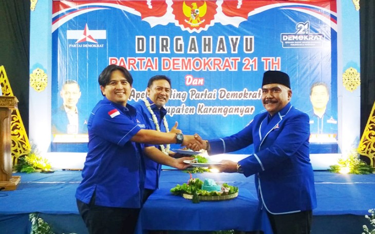 Ketua DPC Partai Demokrat Karanganyar Tri Haryadi (paling kanan) menyerahkan potongan nasi tumpeng kepada Sekretaris Majelis Tinggi Partai Demokrat Andi Malarangeng dan Ketua DPD Partai Demokrat Jawa Tengah Rinto Subekti, Minggu (18/9/2022).