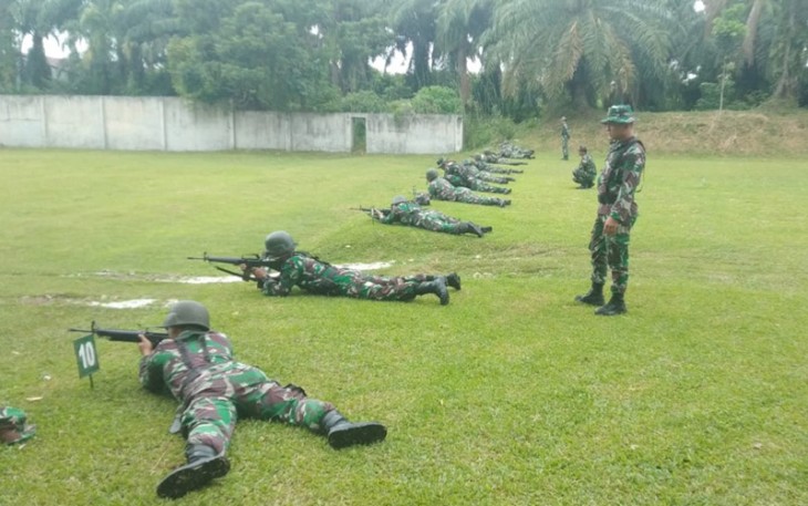 Prajurit Korem 022/Pantai Timur Latihan Menembak
