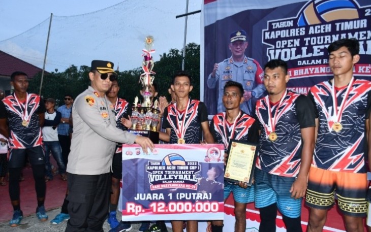 Penyerahan piala oleh kapolres