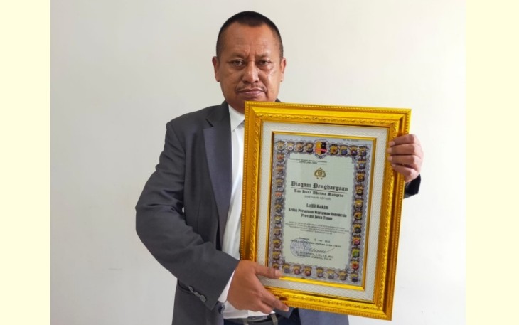 Ketua PWI Provinsi Jawa Timur, Lutfil Hakim, Saat menerima penghargaan Tan Hana Dharma Mangrva dari Kapolda Jatim Irjen Pol Dr. Nico Afinta SIK SH MH, pada puncak Peringatan HUT Bhayangkara ke-76.