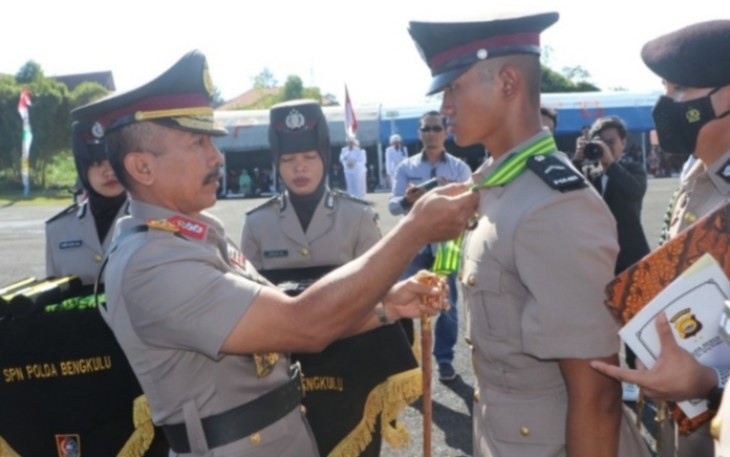 Kapolda Bengkulu saat Lantik Siswa SPN Polda Bengkulu Jadi Anggota Polri