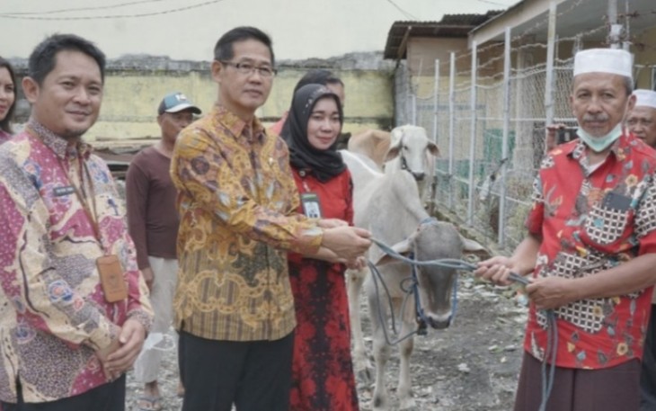 Wakil Walikota Bitung Didampingi Sekda Kota Bitung saat menyerahkan hewan qurban di Masjid Raya Al-Gufran Pateten