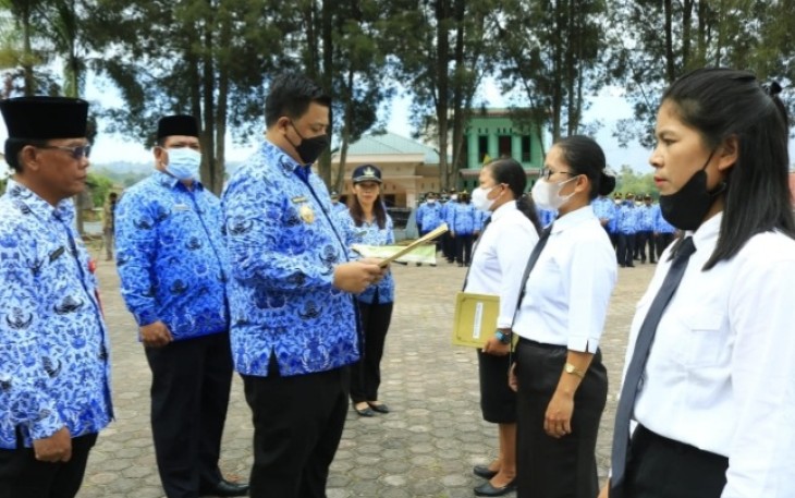 Bupati Samosir serahkan SK kepada P3K, Senin (18/07).