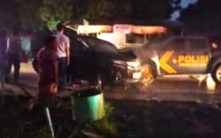 Mobil yang kecelakaan di jalan di simpang Hotel JTS.