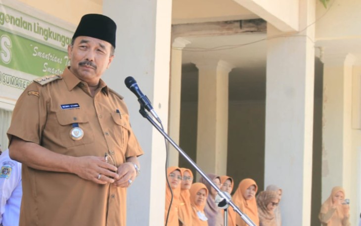  Bupati Pasaman H. Benny Utama di hadapan masyarakat Mapattunggul Selatan saat membuka Musabaqah Tilawatil Quran (MTQ) tingkat Kecamatan Mapattunggul Selatan, ba'da Jumat (16/9) kemarin di halaman kantor camat Matuse di Silayang.