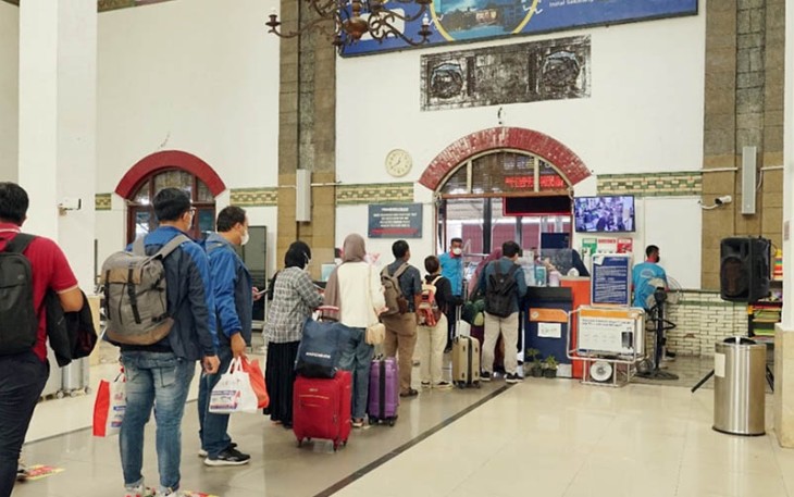 Penumpang kereta api saat antre tiket di stasiun Tawang Semarang.
