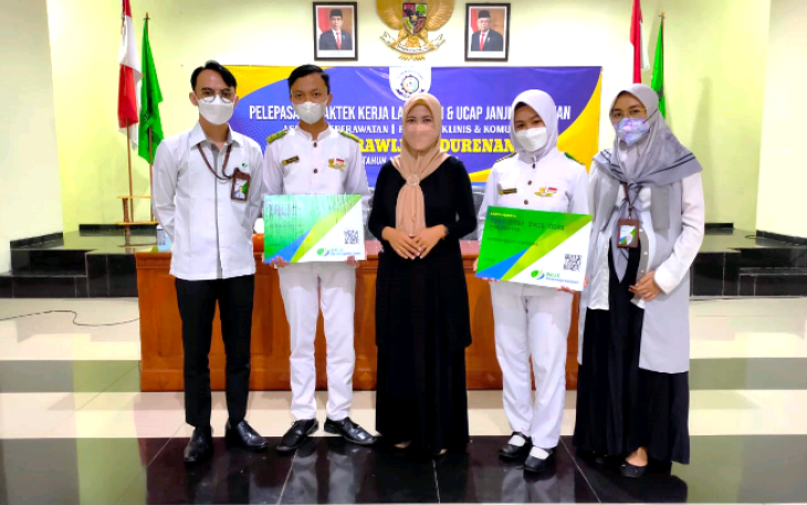Pps BPJS Ketenagakerjaan Cabang Trenggalek Rosyid Ibnu Pradana (paling kiri) Bersama Siswa Penerima Jaminan Perlindungan dari BPJamsostek dan Kepala SMK Kesehatan Brawijaya Durenan Rini Endah Wati