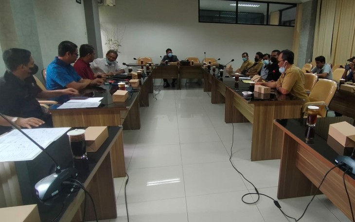 Situasi Hearing Pemdes Krisik dengan Komisi III DPRD Kabupaten Blitar (foto : Faisal NR / Klikwarta.com)