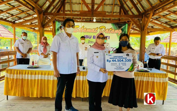 Kepala BPJamsostek Blitar Agus Dwi Fitriyanto Dampingi Bupati Blitar Rini Syarifah Serahkan Santunan Kematian ke Ahli Waris (foto : Faisal NR / Klikwarta.com)