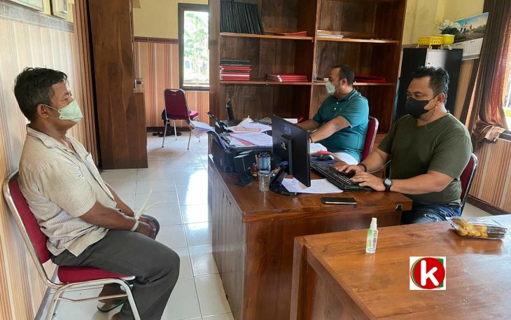 YS Saat Diperiksa Polisi di Mapolsek Srengat