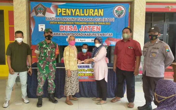 Penyerahan BLT DD Tahap Tiga oleh Pemdes Jaten Kecamatan Wonodadi Kabupaten Blitar Tahun 2022 