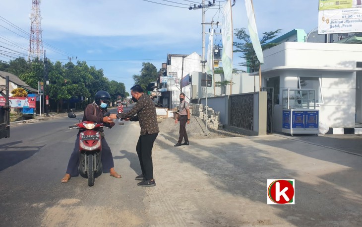 Kepala BPJamsostek Blitar Agus Dwi Fitriyanto Bagikan Ta'jil ke Pengguna Jalan