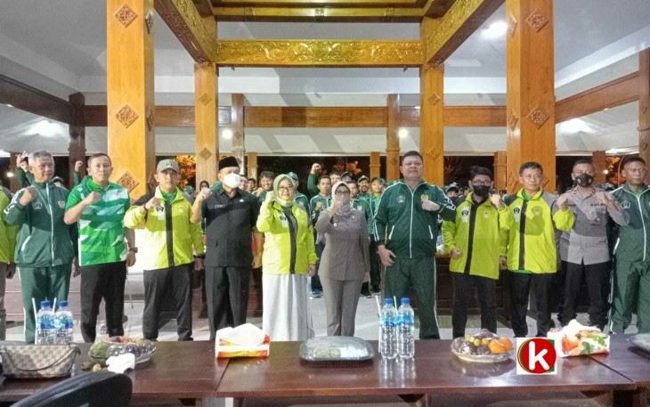 Bupati Blitar Rini Syarifah Didampingi Forkopimda Bersama Ketua KONI Kabupaten Blitar Beserta Jajarannya dan Para Kontingen (foto : Faisal NR / Klikwarta.com)
