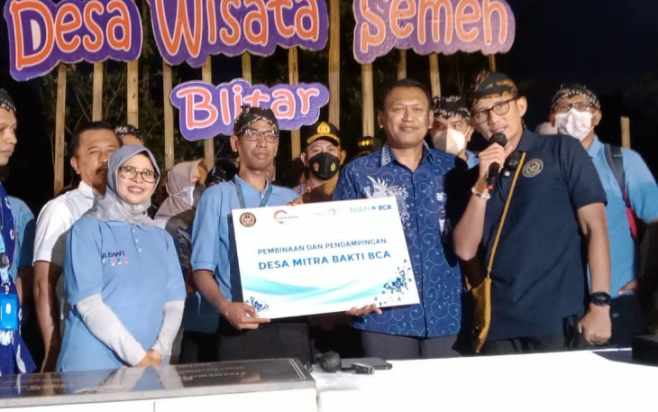 Menteri Sandiaga Saat Disela Kunjungannya di Desa Wisata Desa Semen, Gandusari, Kabupaten Blitar bersama Bupati Blitar Rini Syarifah dan Masyarakat Setempat