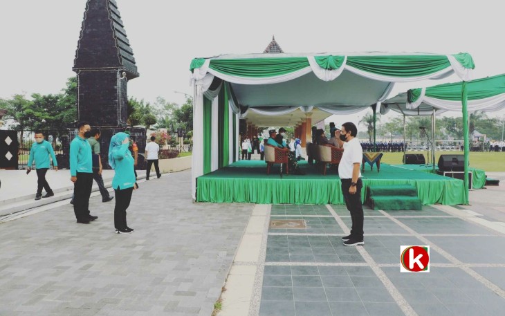 Bupati Blitar Rini Syarifah Saat Prosesi Pimpin Apel Harganas ke- 29 Tahun 2022 di Alun-Alun depan Kantor Bupati Blitar. (foto : Faisal NR / Klikwarta.com)