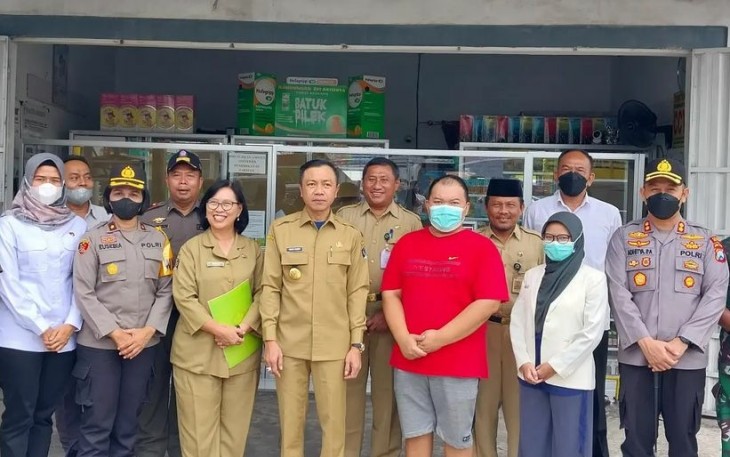 Wakil Bupati Blitar Rahmat Santoso bersama Forkopimda, Kepala OPD Tinjau Sejumlah Apotek Sosialisasikan Surat Kemenkes tentang Penggunaan Obat Sediaan Sirup (foto : Pemkab Blitar)