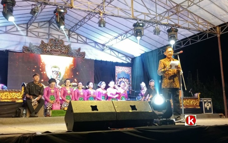 Asisten Sekretariat Daerah Kabupaten Blitar Mashudi Saat Bacakan Sambutan Bupati Blitar di Acara Sosialisasi Ketentuan Peraturan Perundang-undangan di Bidang Cukai di Desa Gaprang, Kanigoro, Kabupaten Blitar. (foto : Faisal NR / Klikwarta.com)