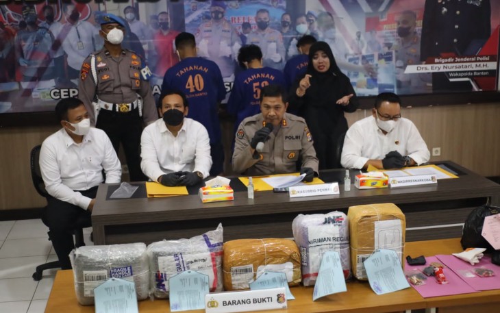Kasubbid Penmas Bidhumas Polda Banten AKBP Meryadi saat press confrence pada Senin (19/09).