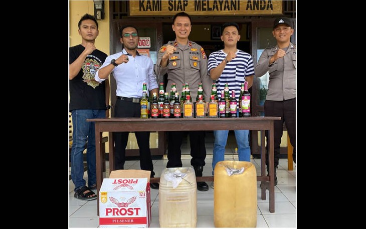 Polsek Giri Mulya Sita Puluhan Botol Miras dan Puluhan Liter Tuak