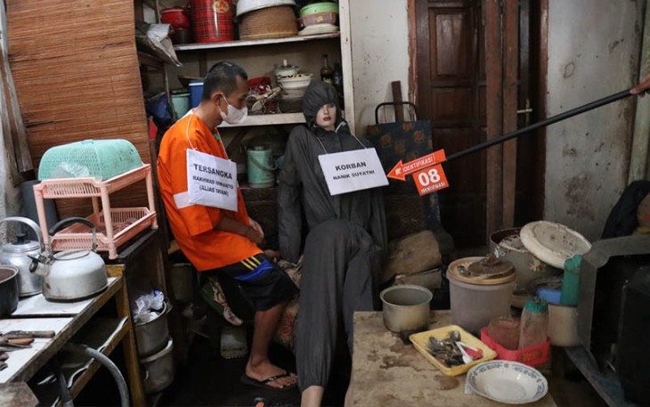 Tersangka saat peragakan adegan rekonstruksi pembunuhan, Selasa (13/12/2022).