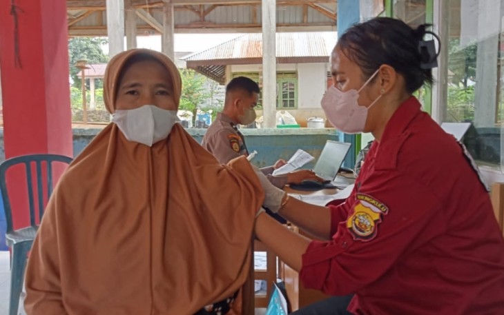 Polres BU saat layani masyarakat vaksin