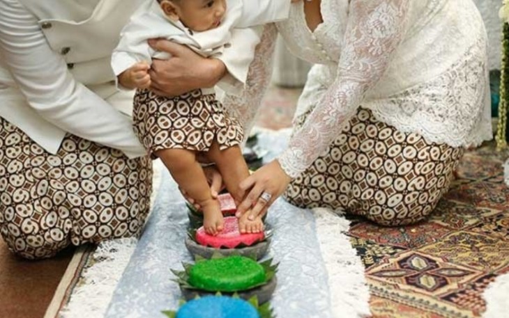 Ilustrasi Bayi menginjak Jenang saat Tedak Siten. Foto: Jurnal Indonesia.