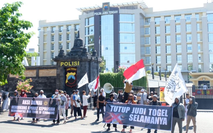 FUIS dan Elemen Masyarakat Semarang saat Demo di Polda Jateng