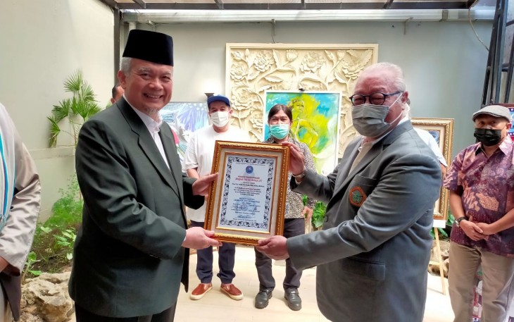 Rektor Universitas Moestopo, Prof. Dr. Rudy Harjanto, M.Sn. menggelar pameran karya bersama para seniman yang tergabung dalam komunitas The Dorm