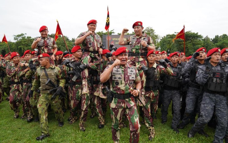 Panglima TNI Laksamana Yudo Margono diarak usai menerima Brevet Baret Merah Kopassus, Selasa (27/12)