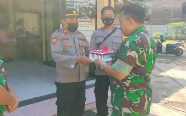 Kapten Arm Budi bersama anggota berikan kejutan ke Polsek Kedung