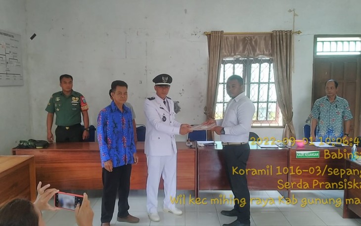 Babinsa saat Hadiri Pelatikan Perangkat Desa Dahian Tambuk 